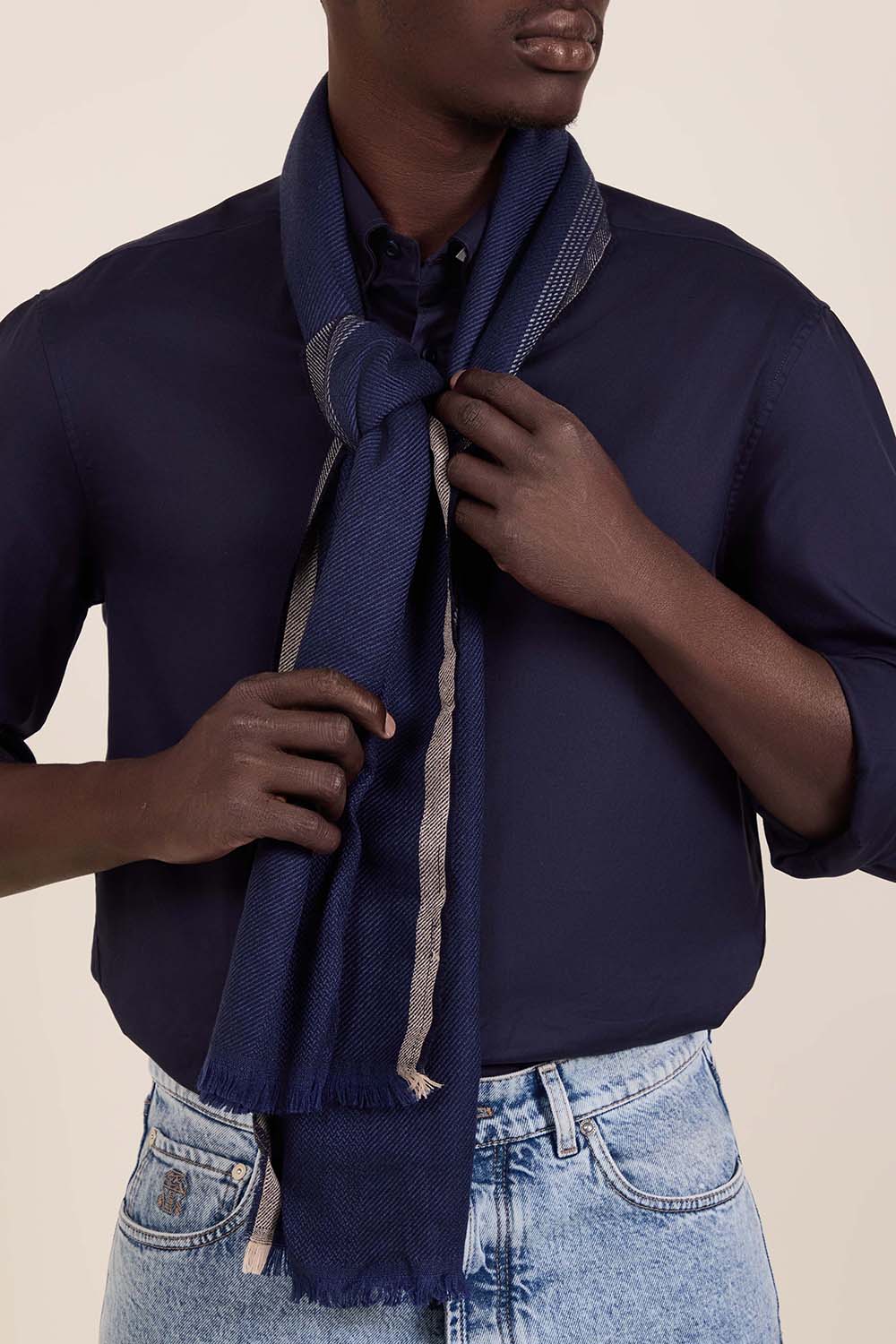 תמונת כל הלוק של צעיף